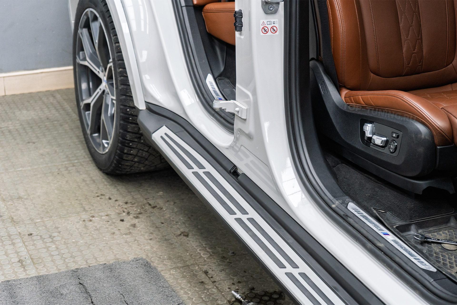 Монтаж силовых порогов-ступеней для BMW X5 G05 110793 Монтаж силовых порогов-ступеней для BMW X5 G05