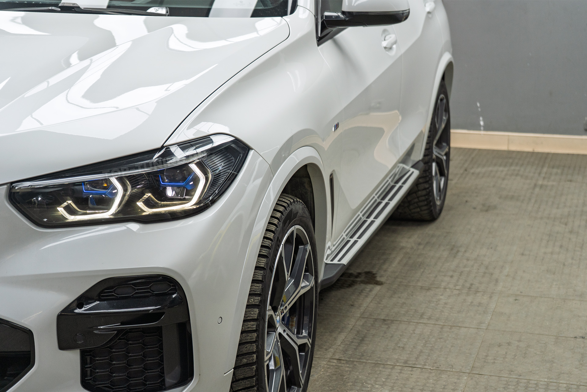 Монтаж силовых порогов-ступеней для BMW X5 G05 110793 Монтаж силовых порогов-ступеней для BMW X5 G05