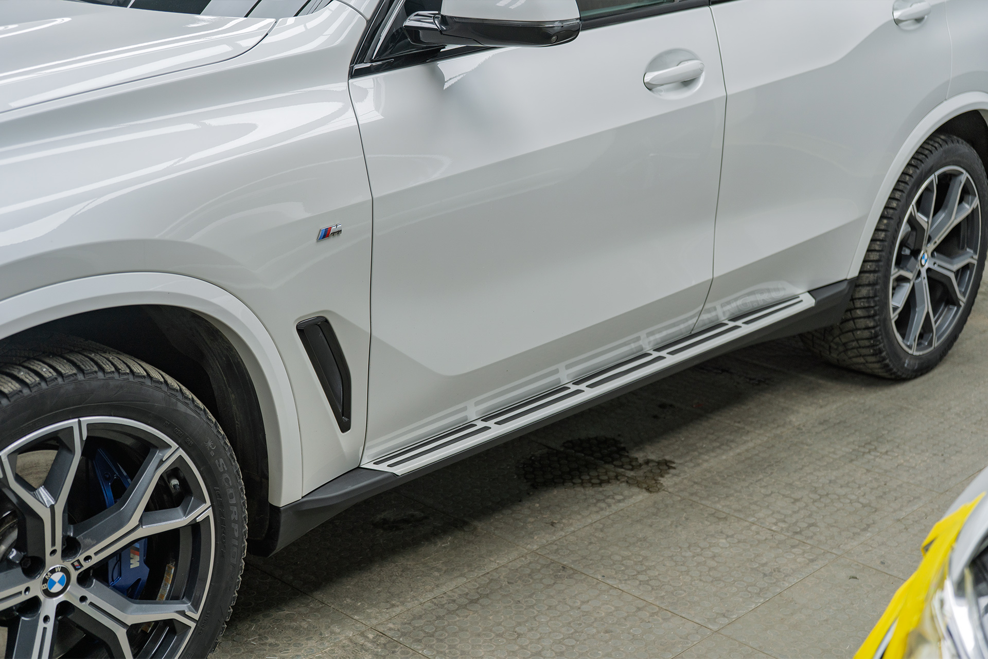 110793 Монтаж силовых порогов-ступеней для BMW X5 G05 Монтаж силовых порогов-ступеней для BMW X5 G05