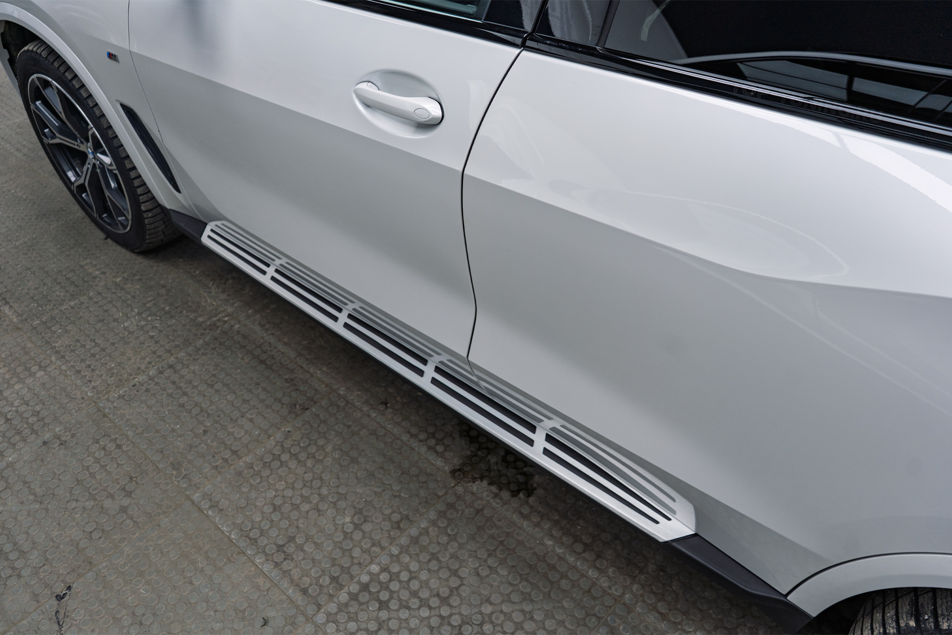 110793 Монтаж силовых порогов-ступеней для BMW X5 G05 Монтаж силовых порогов-ступеней для BMW X5 G05