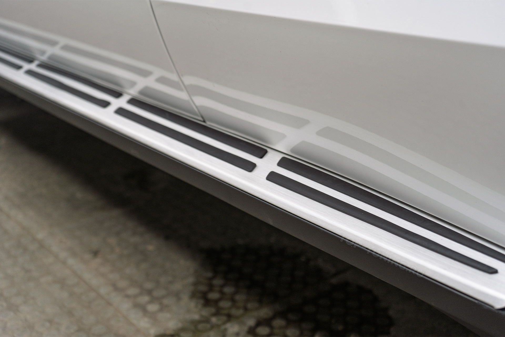 110793 Монтаж силовых порогов-ступеней для BMW X5 G05 Монтаж силовых порогов-ступеней для BMW X5 G05