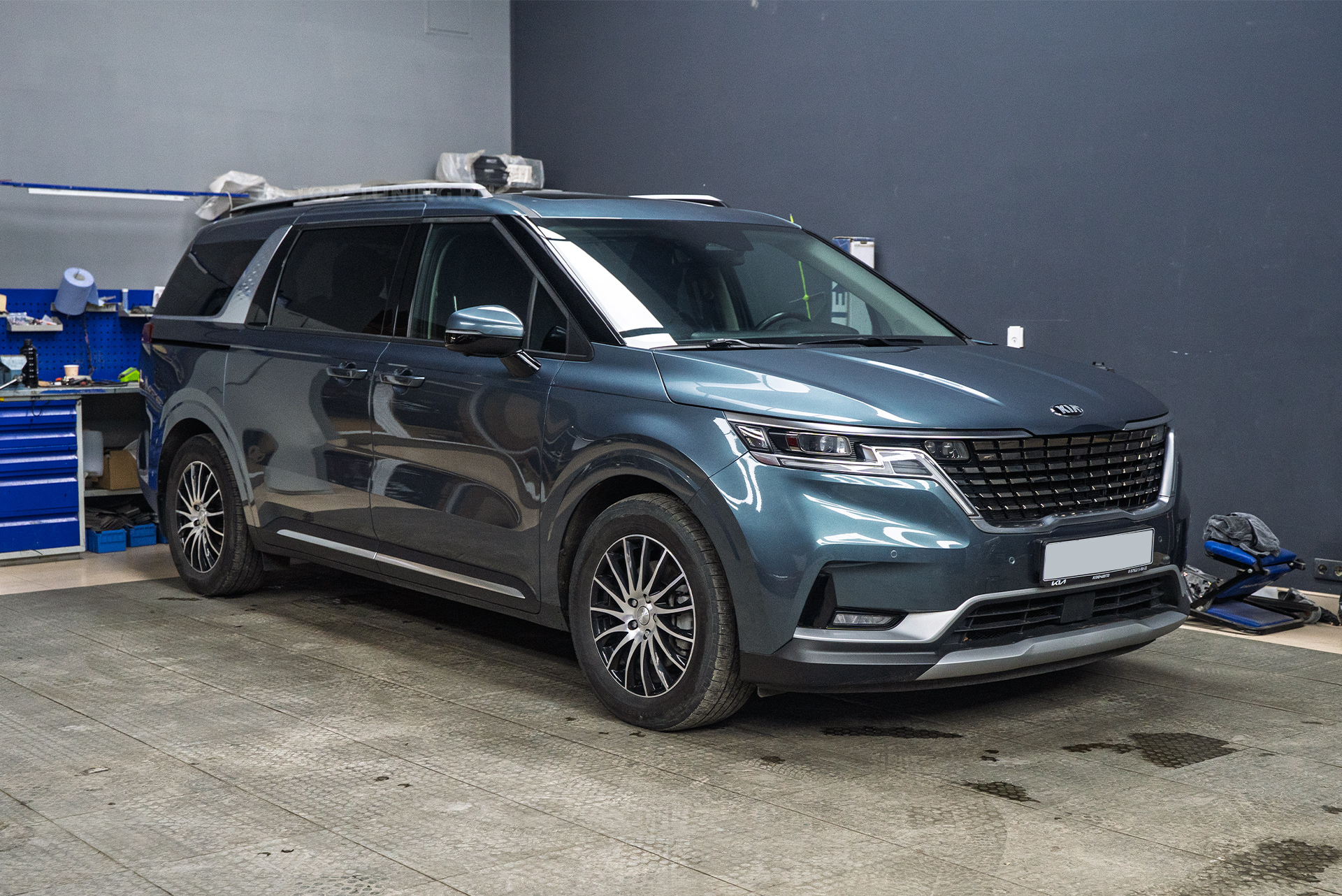 Оклейка лобового стекла Kia Carnival 2020 против сколов и царапин