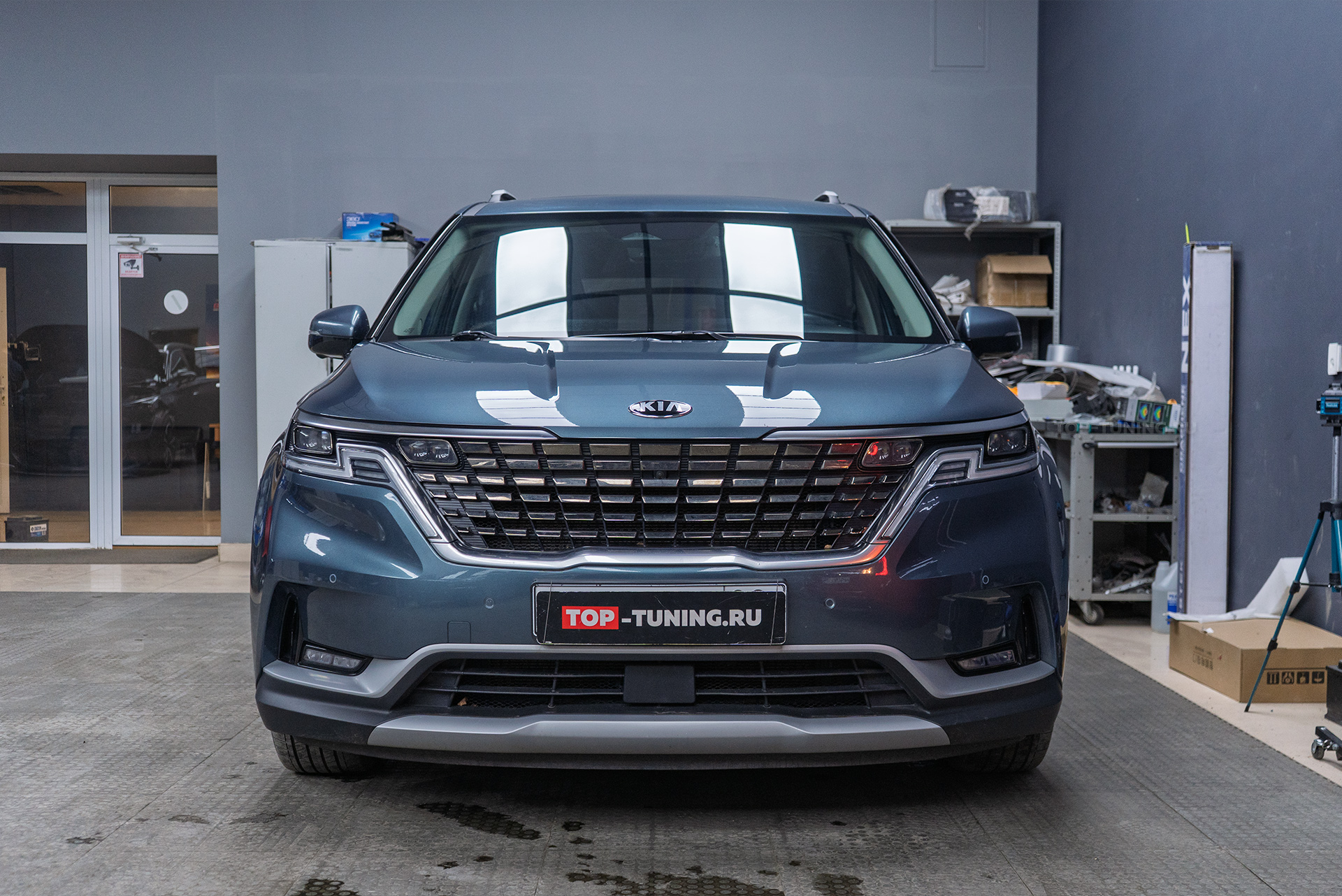 Оклейка лобового стекла Kia Carnival 2020 против сколов и царапин