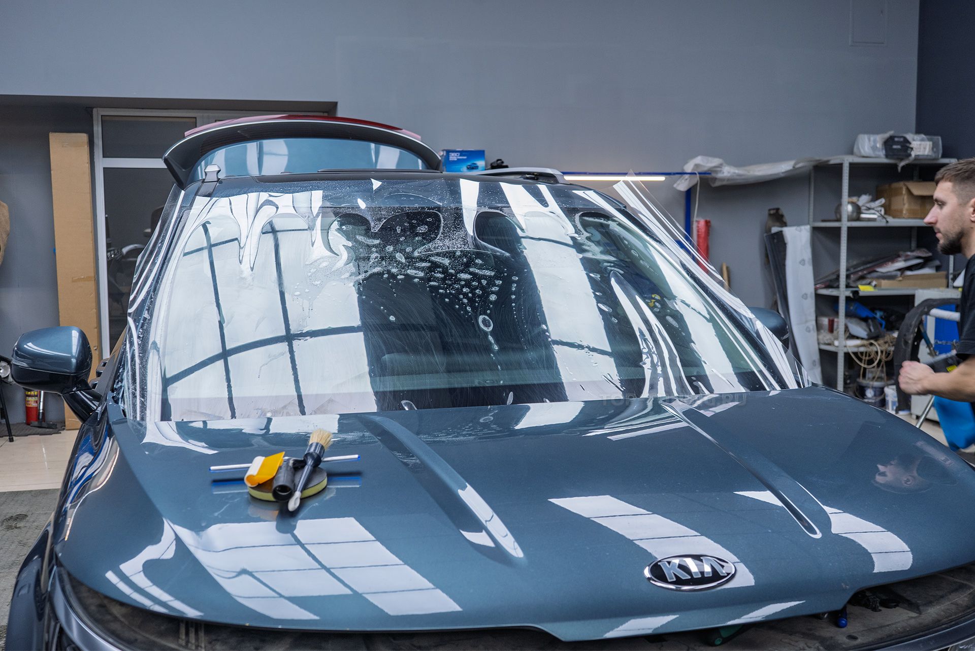 Оклейка лобового стекла Kia Carnival 2020 против сколов и царапин 110794 Оклейка лобового стекла Kia Carnival 2020 против сколов и царапин