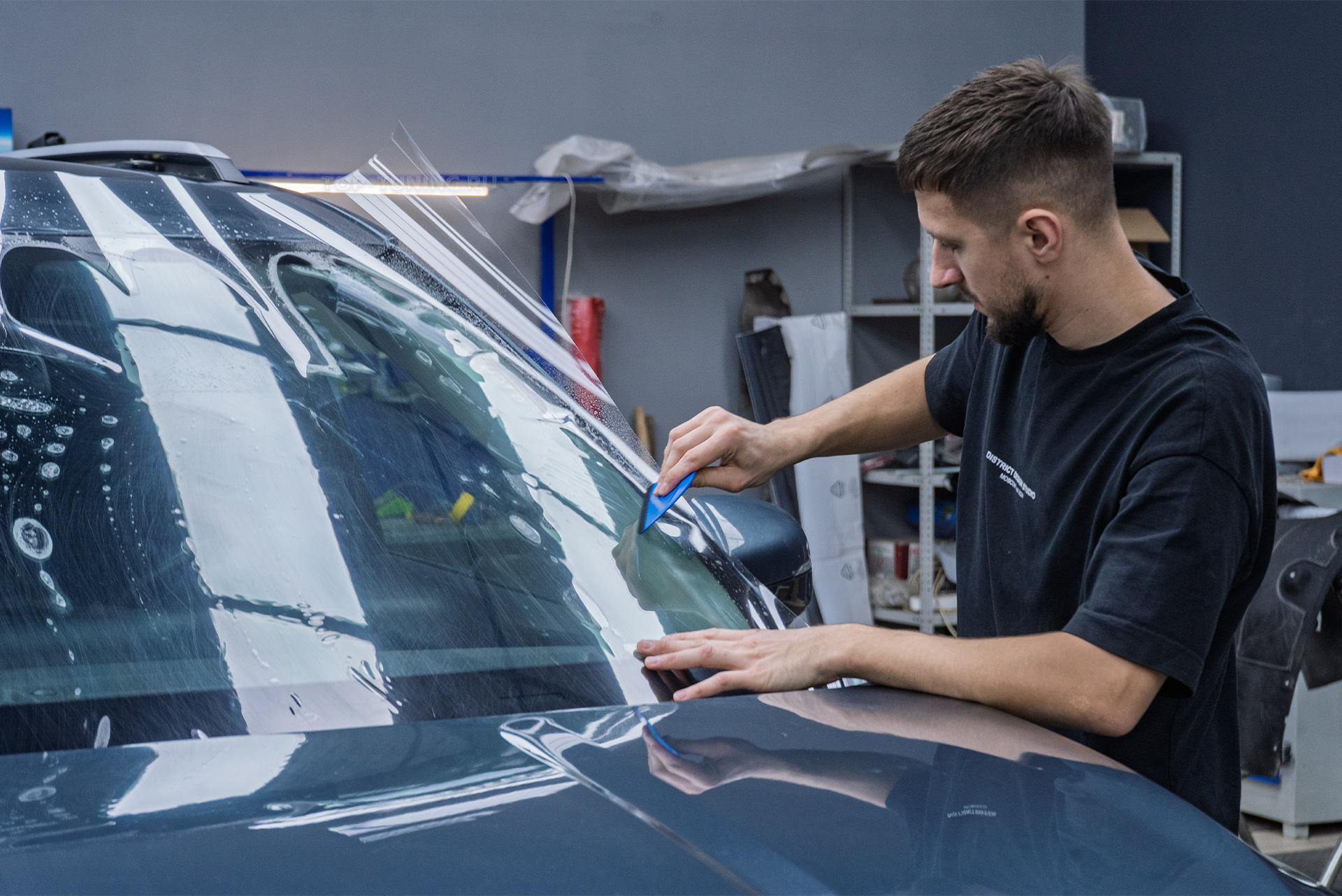 110794 Оклейка лобового стекла Kia Carnival 2020 против сколов и царапин