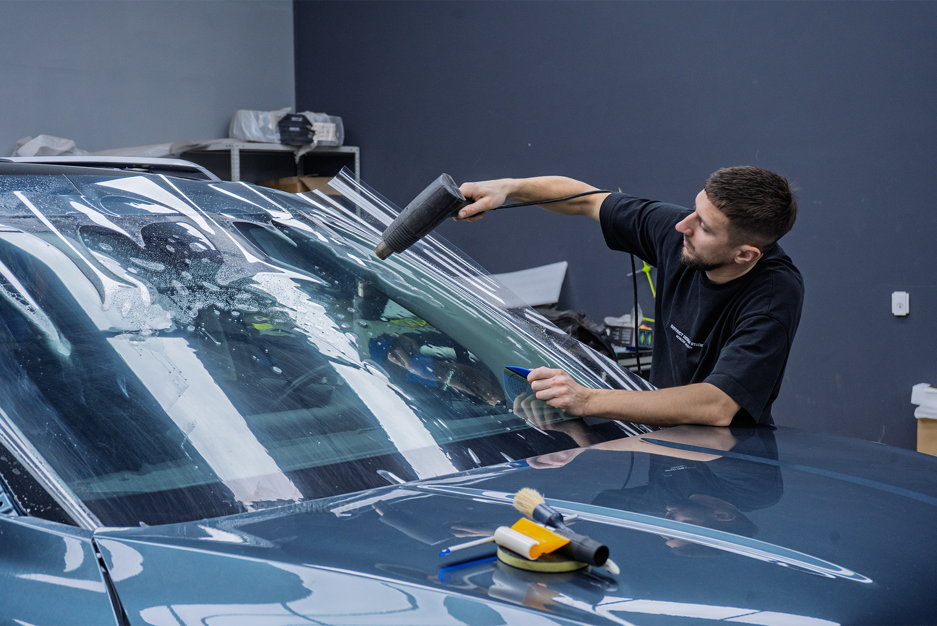 Оклейка лобового стекла Kia Carnival 2020 против сколов и царапин 110794 Оклейка лобового стекла Kia Carnival 2020 против сколов и царапин