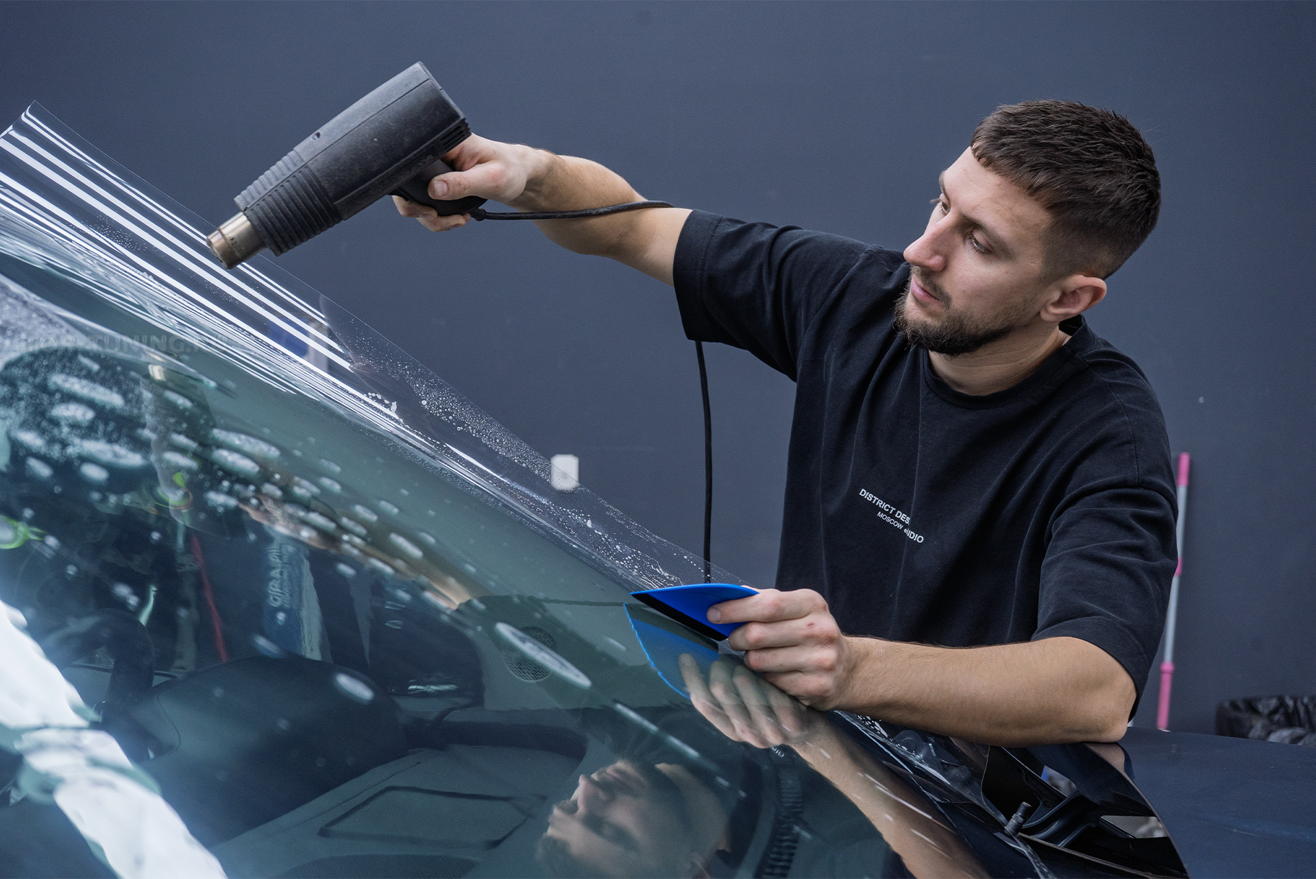 Оклейка лобового стекла Kia Carnival 2020 против сколов и царапин