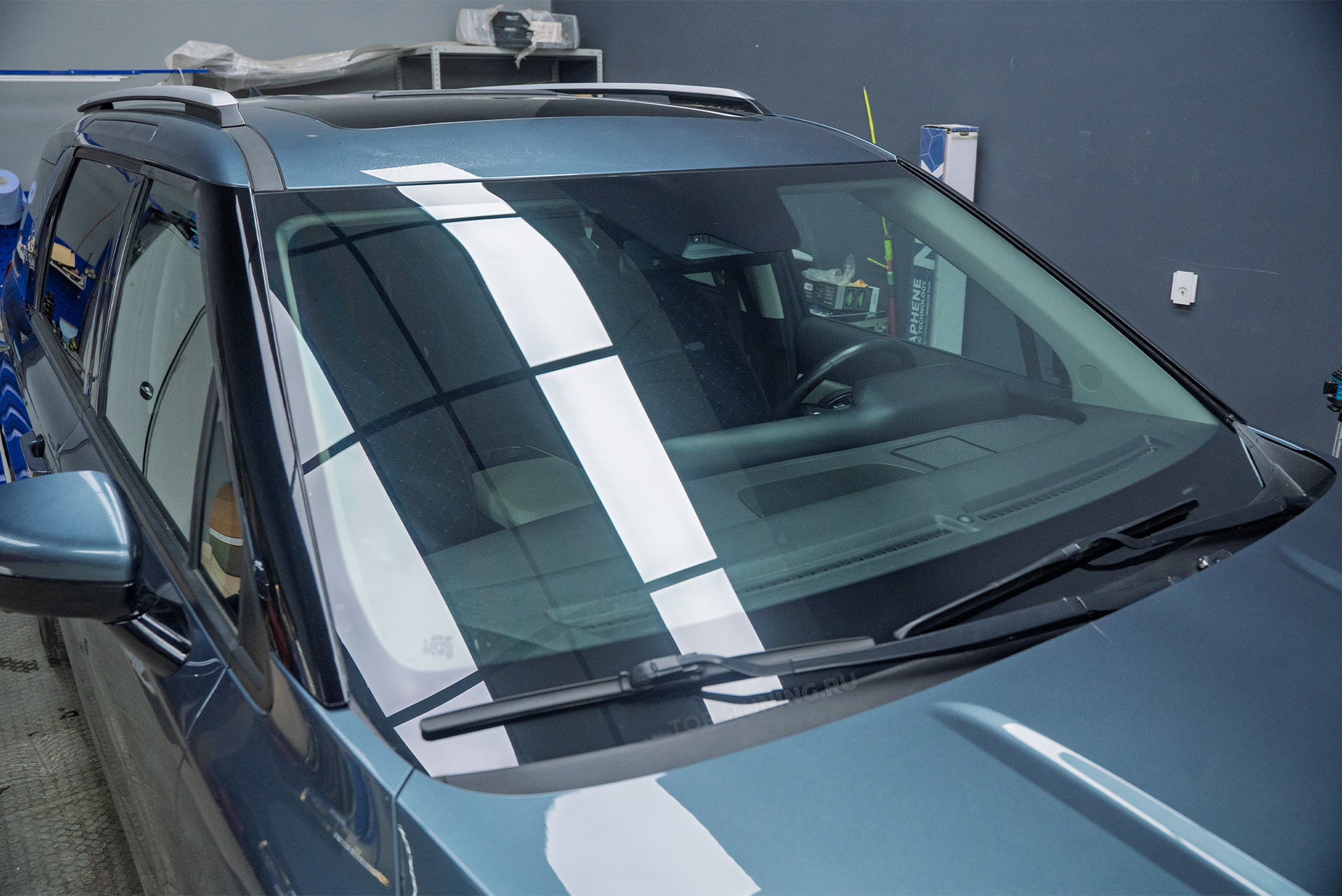 Оклейка лобового стекла Kia Carnival 2020 против сколов и царапин