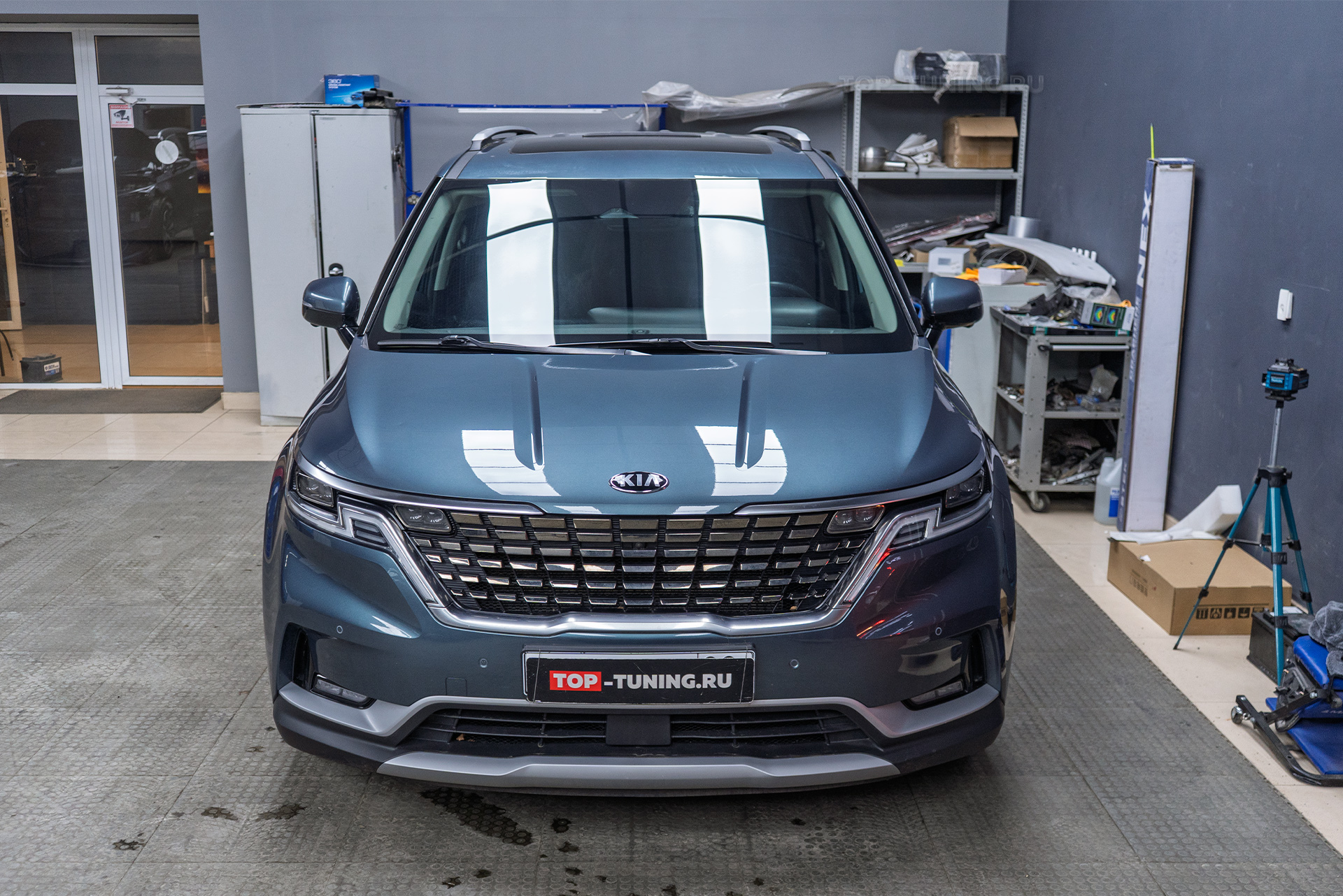 Оклейка лобового стекла Kia Carnival 2020 против сколов и царапин