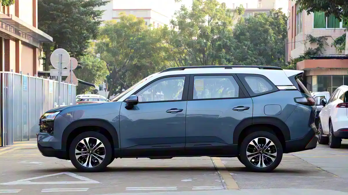 Xingguang 560 предлагает широкий выбор силовых агрегатов: бензиновые, подключаемые гибридные (PHEV) и чисто электрические (EV). Также доступны гибкие 5- и 7-местные конфигурации.