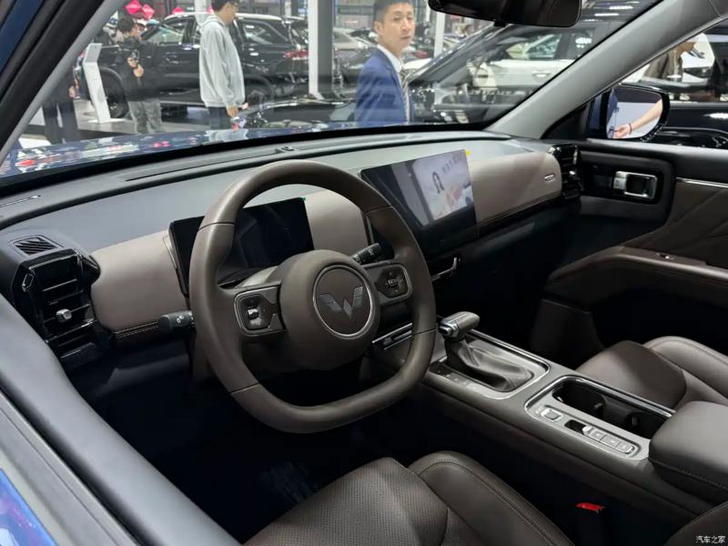 Новый внедорожник Xingguang 560 доступен в четырёх вариантах. Его начальная цена составляет от 59 800 до 98 800 юаней (от 675 000 до 1,12 млн рублей).