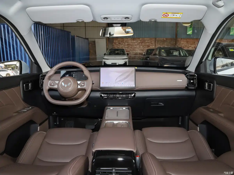 Новый внедорожник Xingguang 560 доступен в четырёх вариантах. Его начальная цена составляет от 59 800 до 98 800 юаней (от 675 000 до 1,12 млн рублей).