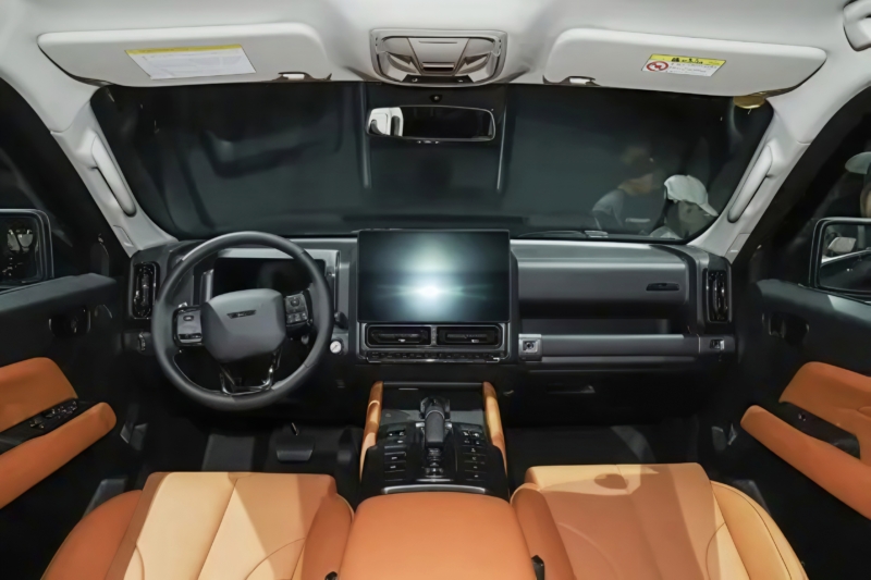 Haval H9 Crossing Edition отличается от стандартного дизельного варианта H9 специальными изменениями в конструкции для использования на суше. Это включает в себя высоту подвески и внедорожное оснащение. Модель расширяет линейку внедорожников Haval от