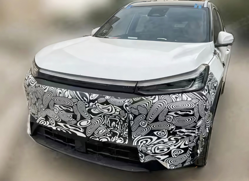 Модель уже появилась в официальных нормативных документах по экстерьеру. Недавно полученные изображения интерьера ещё раз подтверждают позиционирование и направление дизайна автомобиля в преддверии запуска.