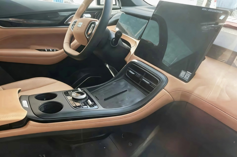 На снимках впервые можно подробно рассмотреть салон будущего компактного гибридного внедорожника с подключаемым модулем. Об этом сообщает Autohome.