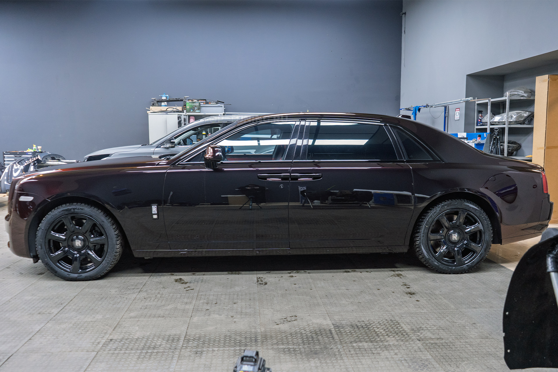 Реклама на авто – оклейка Rolls Royce Wraith в Топ Тюнинг Москва 110810 Реклама на авто – оклейка Rolls Royce Wraith