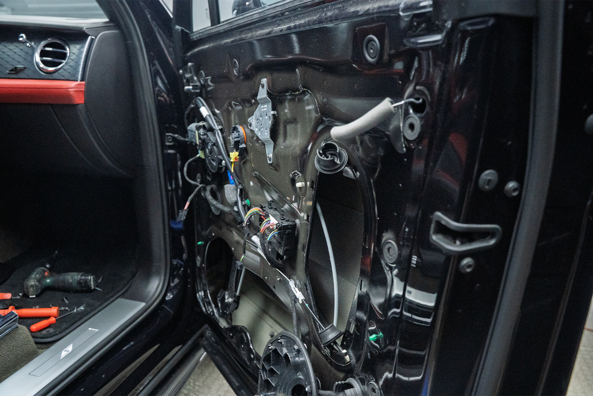 Четырехслойная шумоизоляция дверей и дверных карт Bentley Bentayga рестайлинг