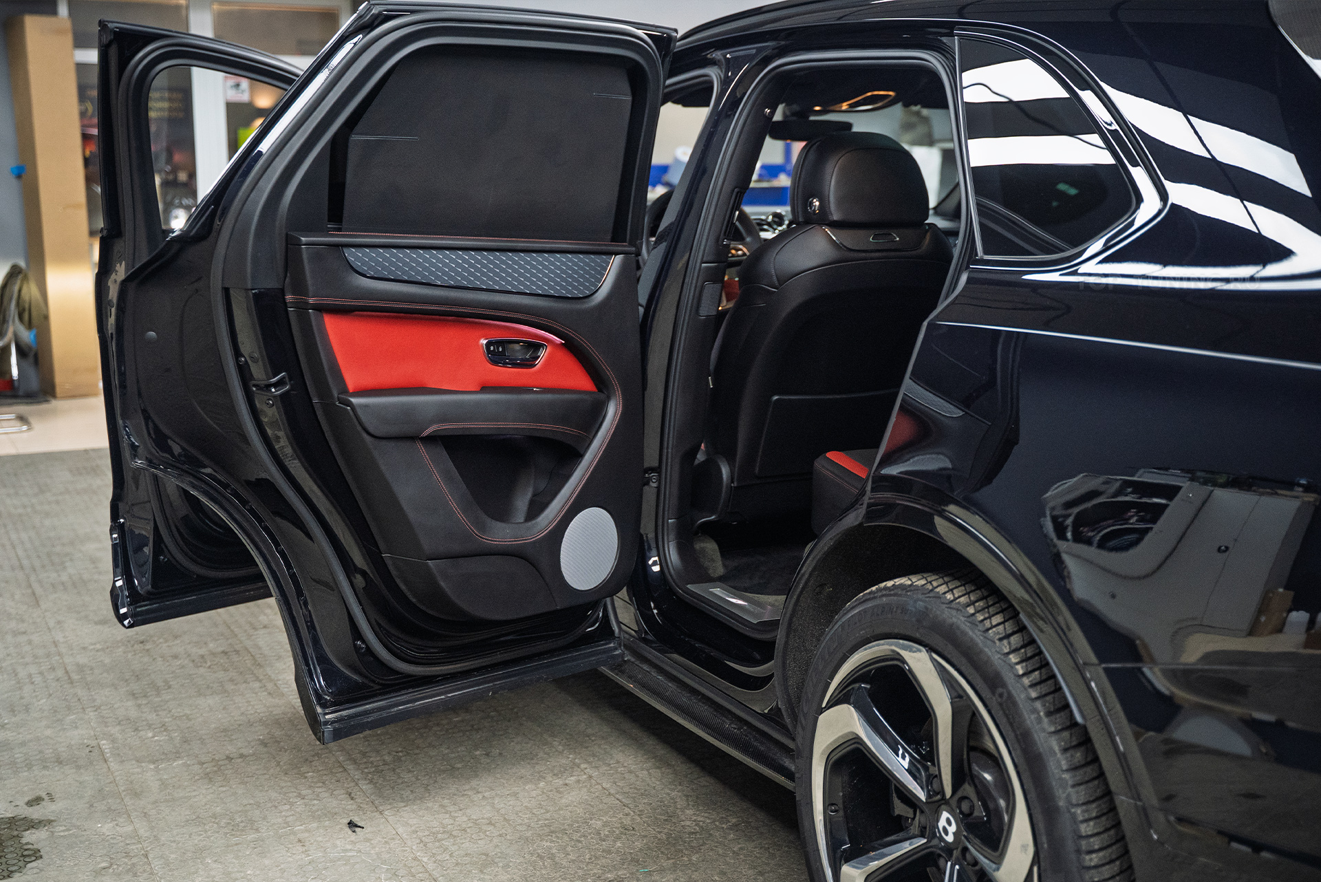 Четырехслойная шумоизоляция дверей и дверных карт Bentley Bentayga рестайлинг