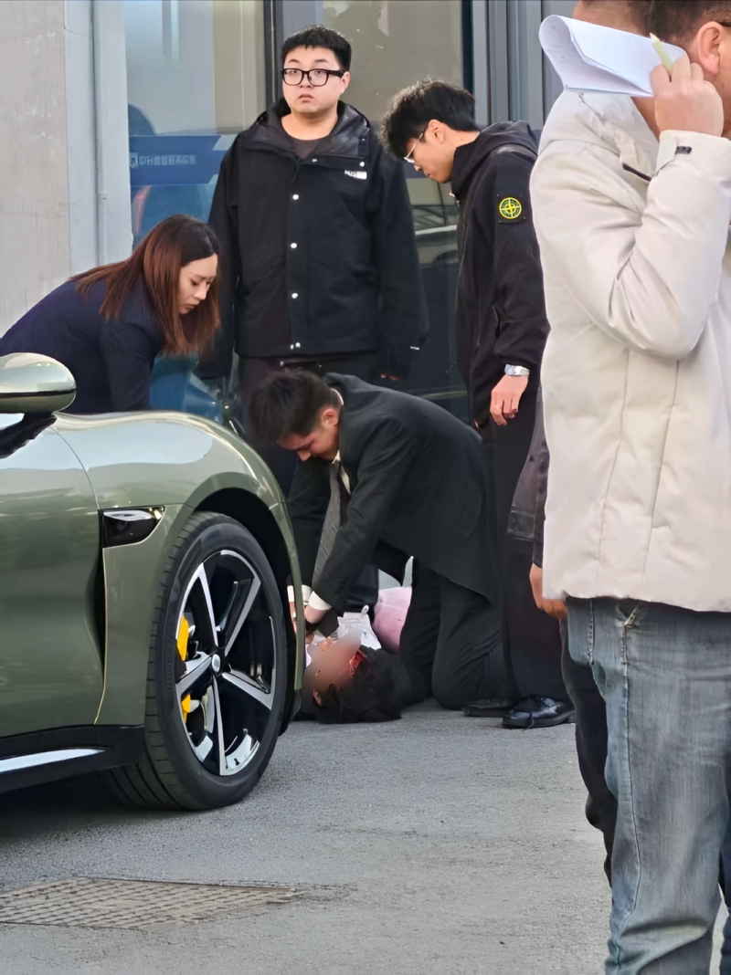 Xiaomi защищает SU7, который врезался в случайного прохожего в центре доставки, полиция подтверждает это