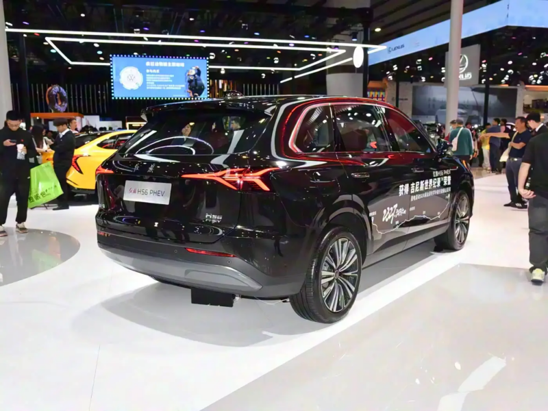 Внедорожник Hongqi HS6 PHEV с общей дальностью хода 1650 км стоит от 2 млн рублей