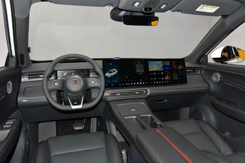 Новинка доступна в трёх вариантах с ценовым диапазоном от 178 800 до 228 800 юаней (от 2,02 до 2,58 млн рублей).