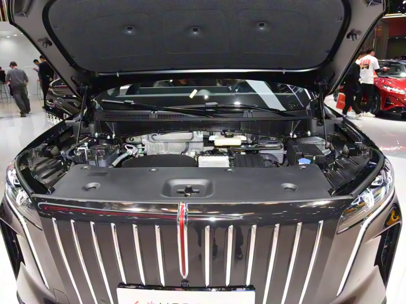 Новинка доступна в трёх вариантах с ценовым диапазоном от 178 800 до 228 800 юаней (от 2,02 до 2,58 млн рублей).