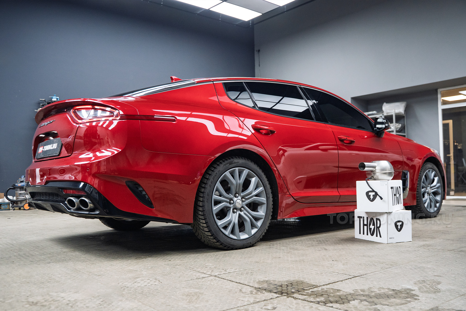 Установка системы электронного выхлопа THOR 2.0 + ECHO для Kia Stniger 