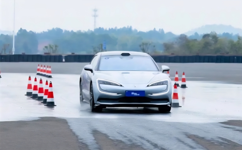 Yangwang U7, Nio ES8 и Luxeed R7 являются эталонными автомобилями с интеллектуальным шасси, сертифицированными китайским национальным исследовательским предприятием