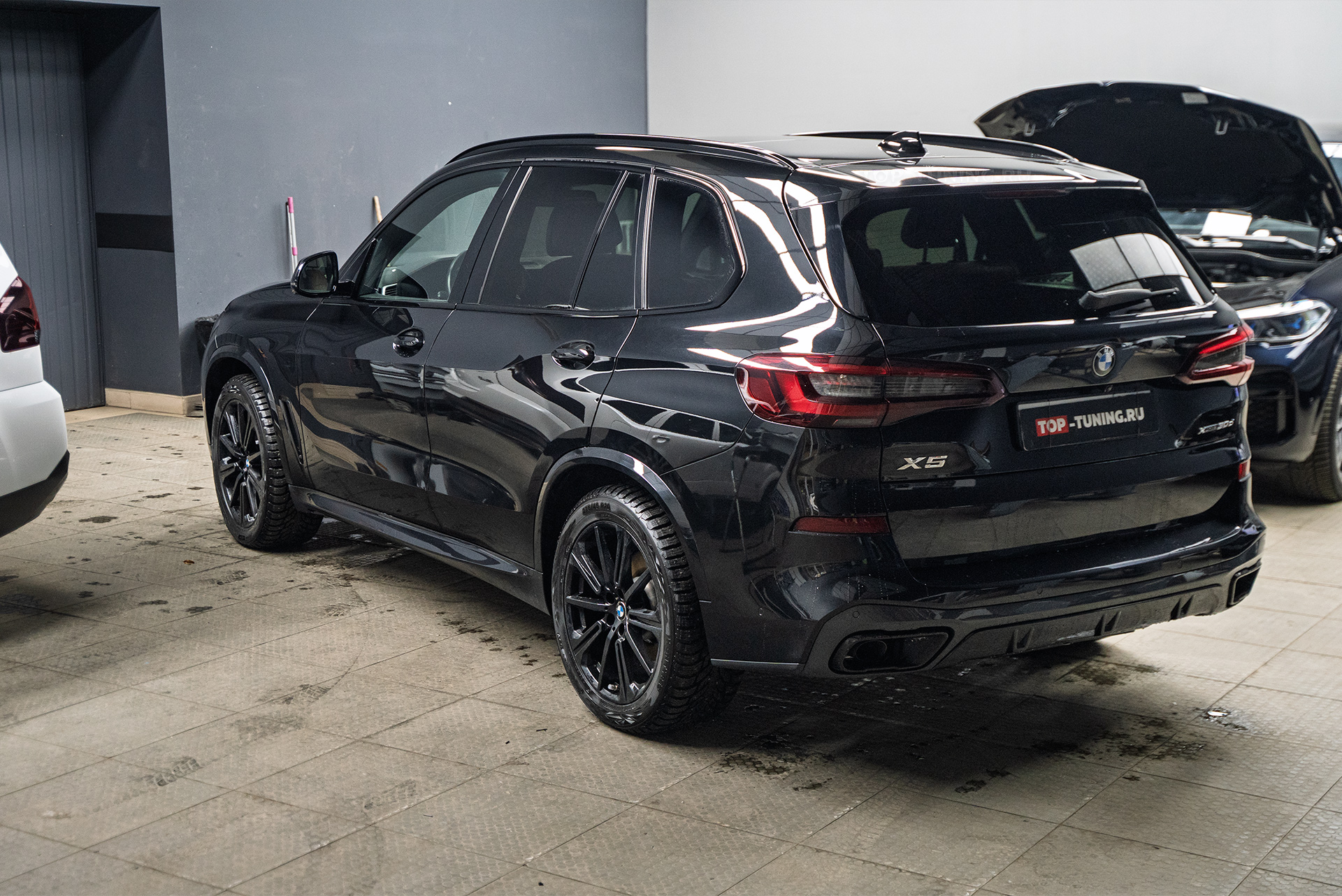 110898 Удаление вмятин PDR на кузове Mitsubishi Outlander и BMW X5 G05