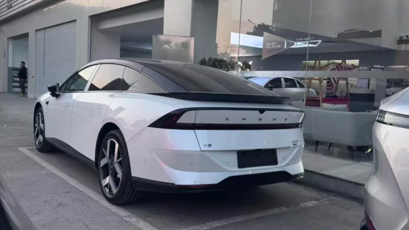 Обновленный Xpeng P7+ поступил к дилерам в преддверии старта продаж в Китае