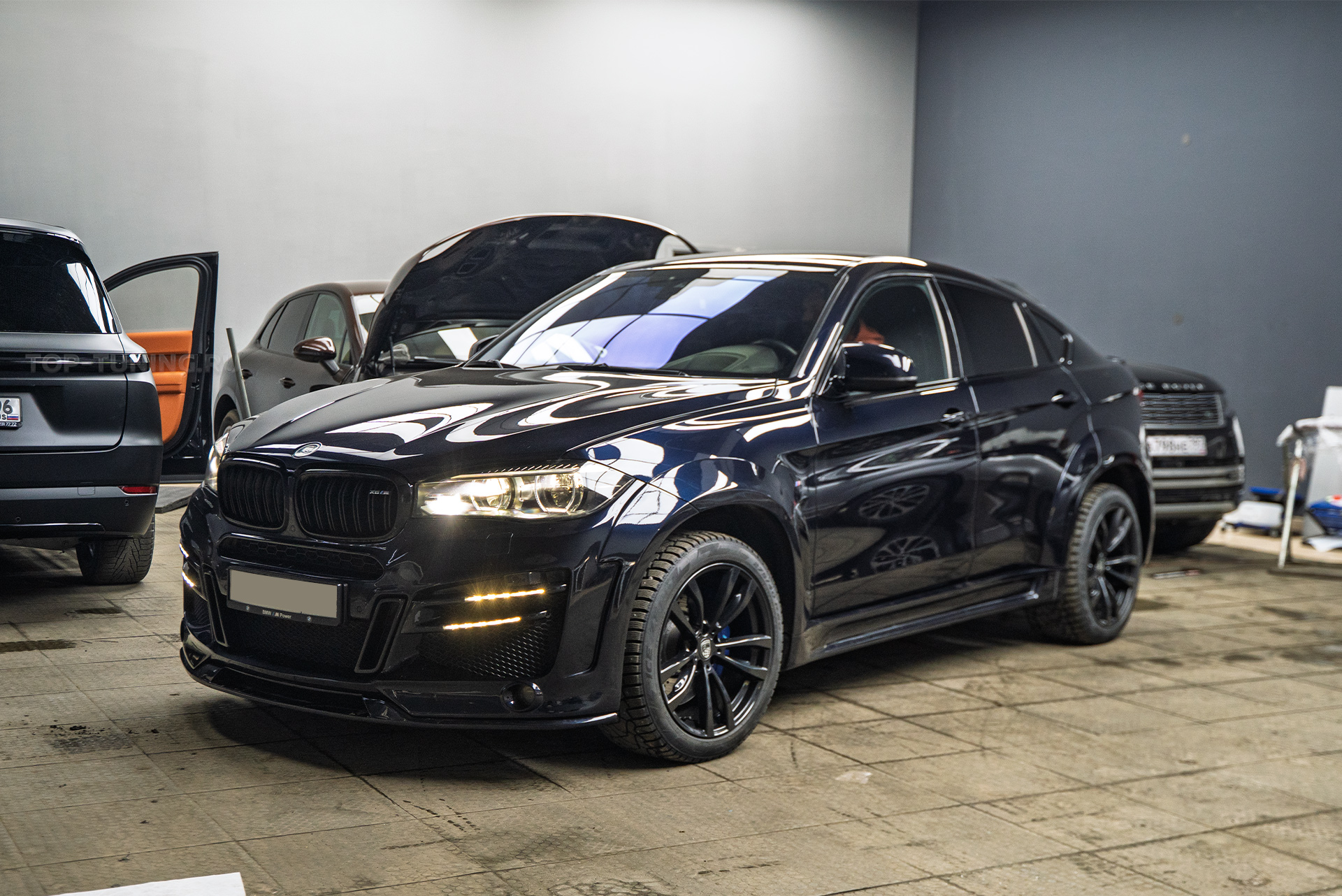 Динамическая ambient-подсветка в салон BMW X6 M F86 в Топ Тюнинг Москва