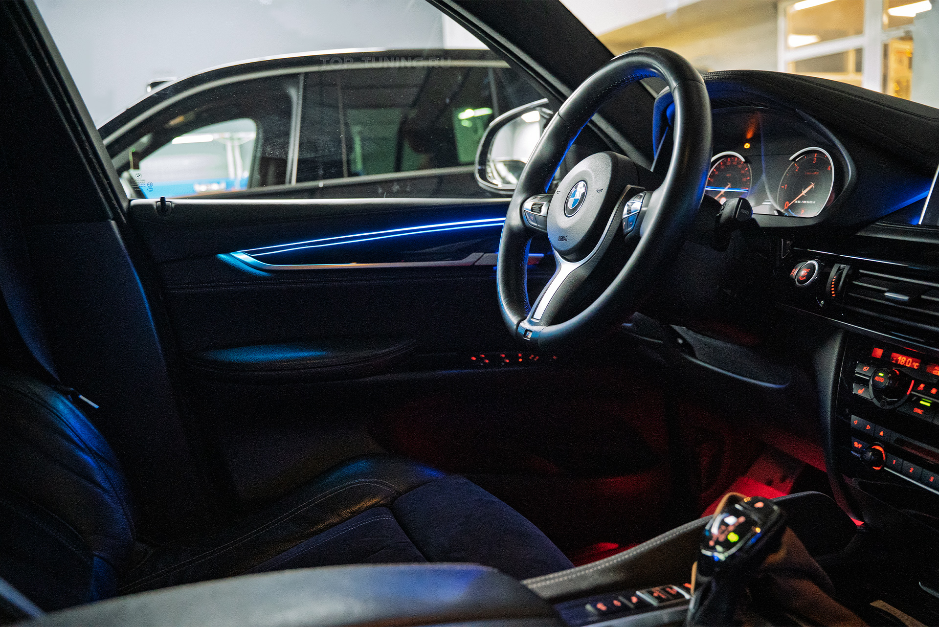 Динамическая ambient-подсветка в салон BMW X6 M F86 в Топ Тюнинг Москва