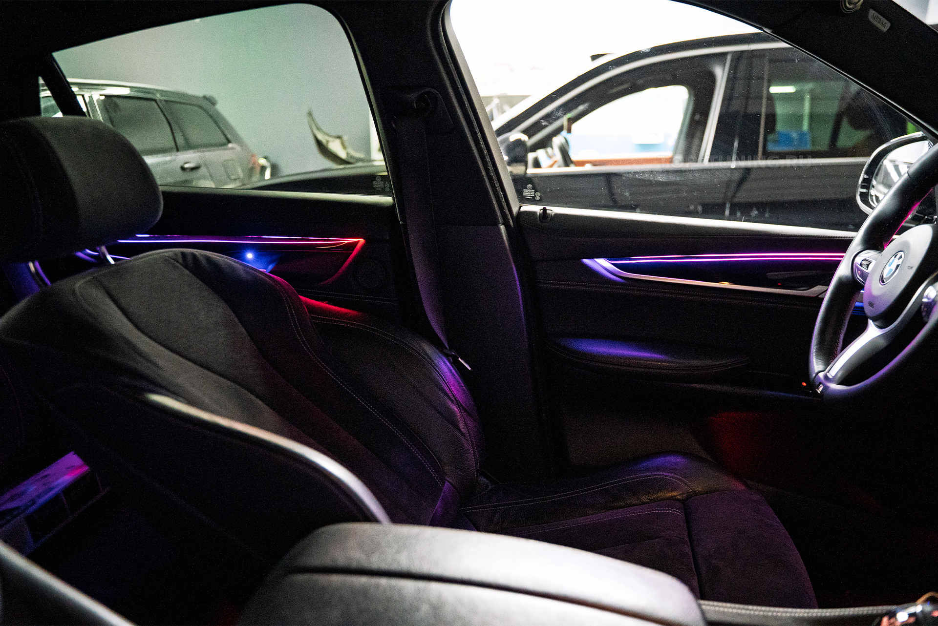 Динамическая ambient-подсветка в салон BMW X6 M F86 в Топ Тюнинг МоскваМосква 110915 Динамическая ambient-подсветка в салон BMW X6 M F86