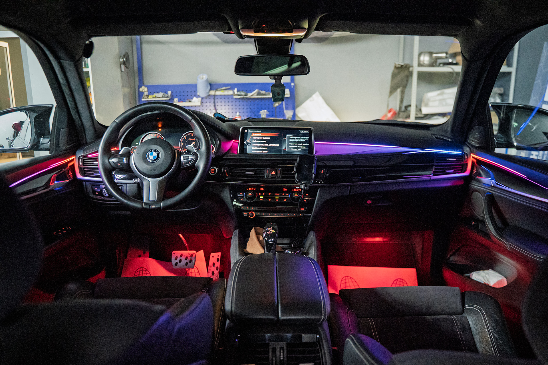 Динамическая ambient-подсветка в салон BMW X6 M F86 в Топ Тюнинг Москва