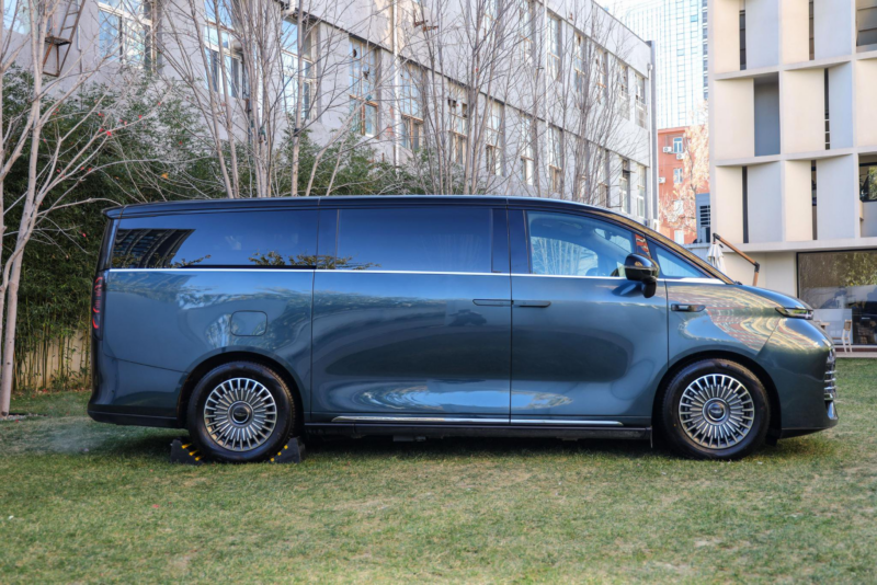 Компания Geely Auto объявила о старте предварительных продаж универсала средней и большой вместимости Geely Galaxy V900