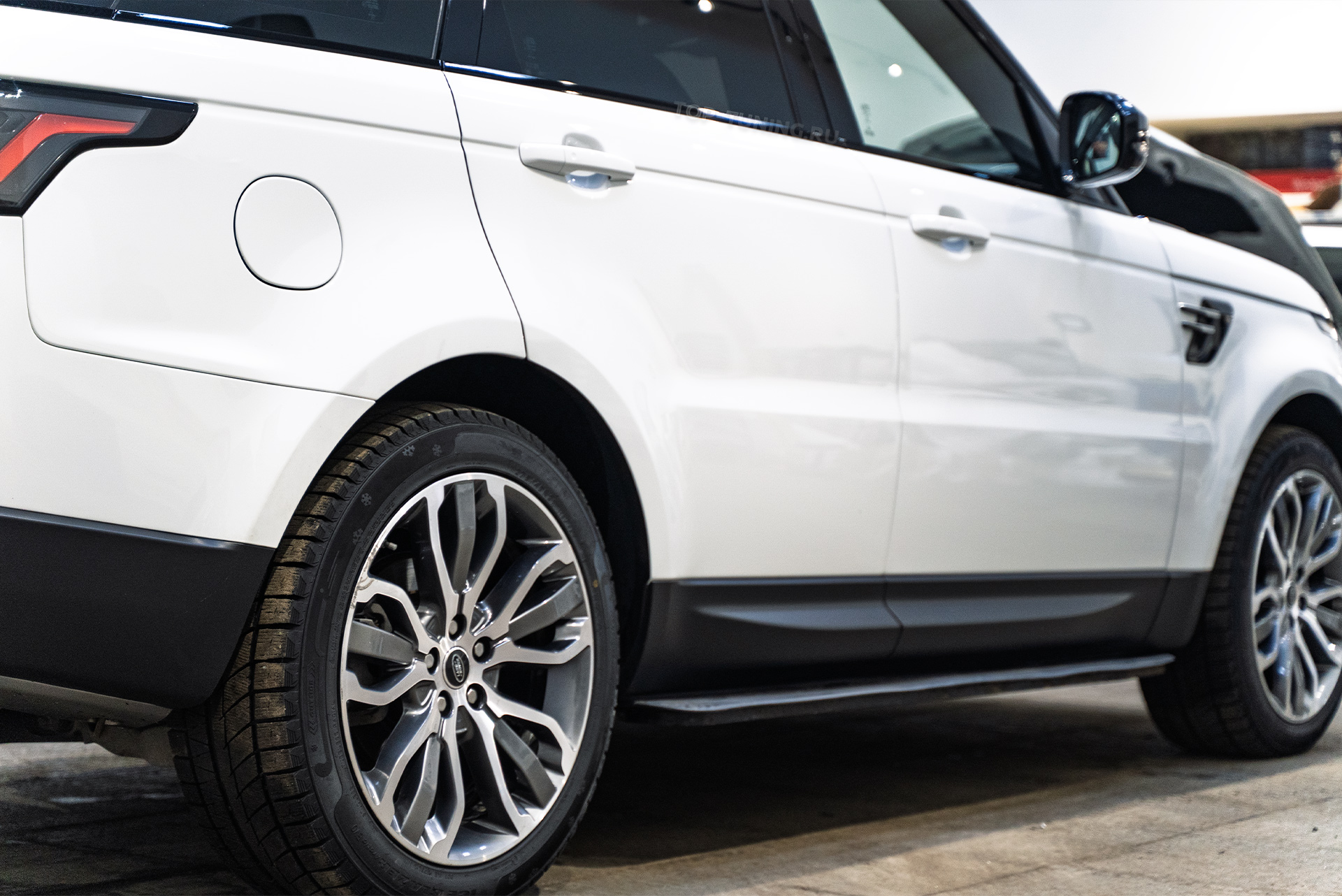 Установка доводчиков Smart Lock в двери Range Rover Sport 2017-2022