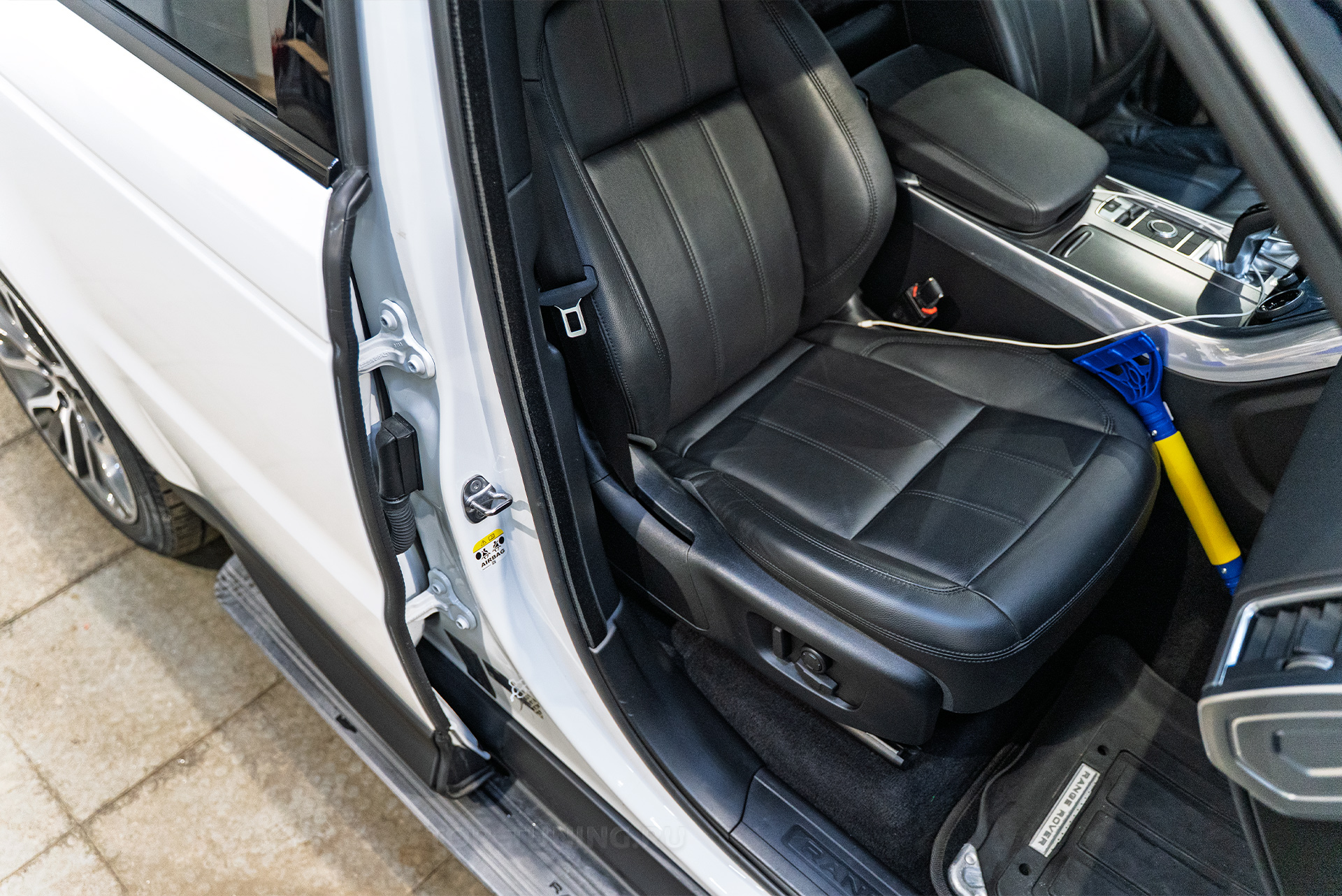 Установка доводчиков Smart Lock в двери Range Rover Sport 2017-2022