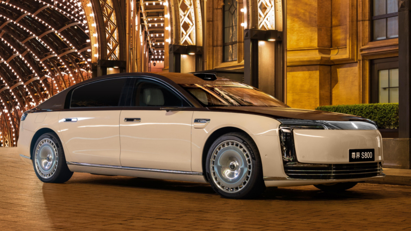 В декабре 2025 года электрический седан Maextro S800, разработанный совместно компаниями Huawei и JAC, установил впечатляющий рекорд на китайском рынке