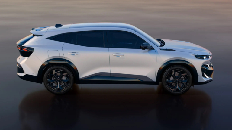 Модель разработана совместно с компанией Geely на базе модульной архитектуры CMA (Compact Modular Architecture).