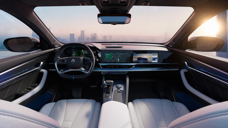 Модель разработана совместно с компанией Geely на базе модульной архитектуры CMA (Compact Modular Architecture).