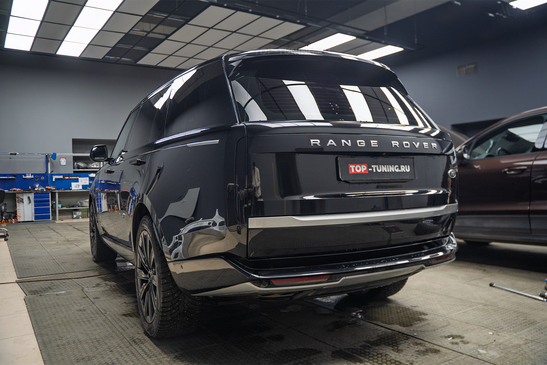 Оклейка лобового стекла Land Rover Range Rover 2021+ против сколов и царапин 