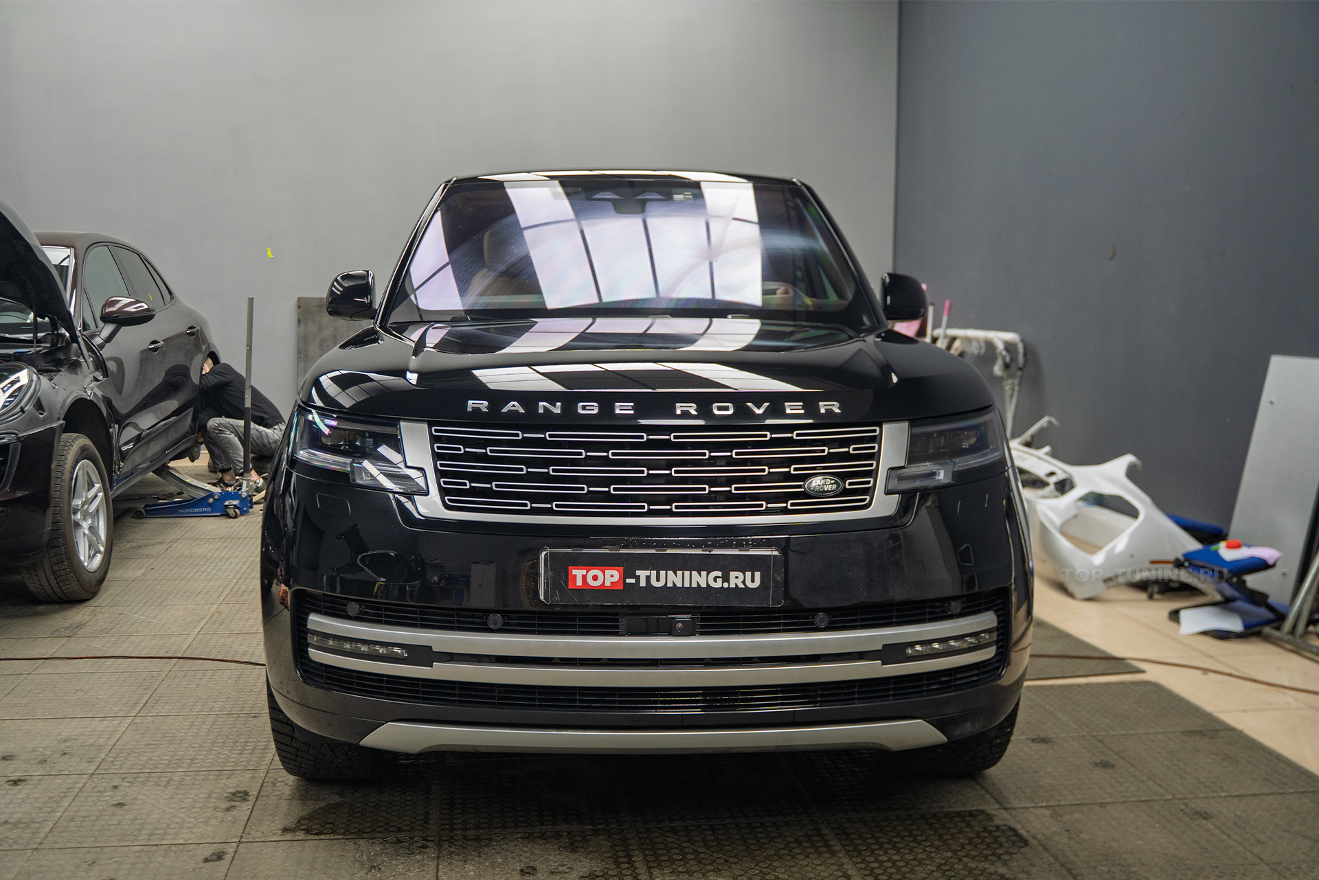 Оклейка лобового стекла Land Rover Range Rover 2021+ против сколов и царапин