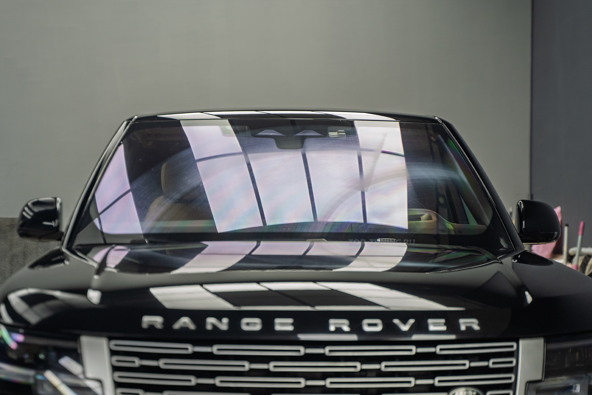 Оклейка лобового стекла Land Rover Range Rover 2021+ против сколов и царапин 