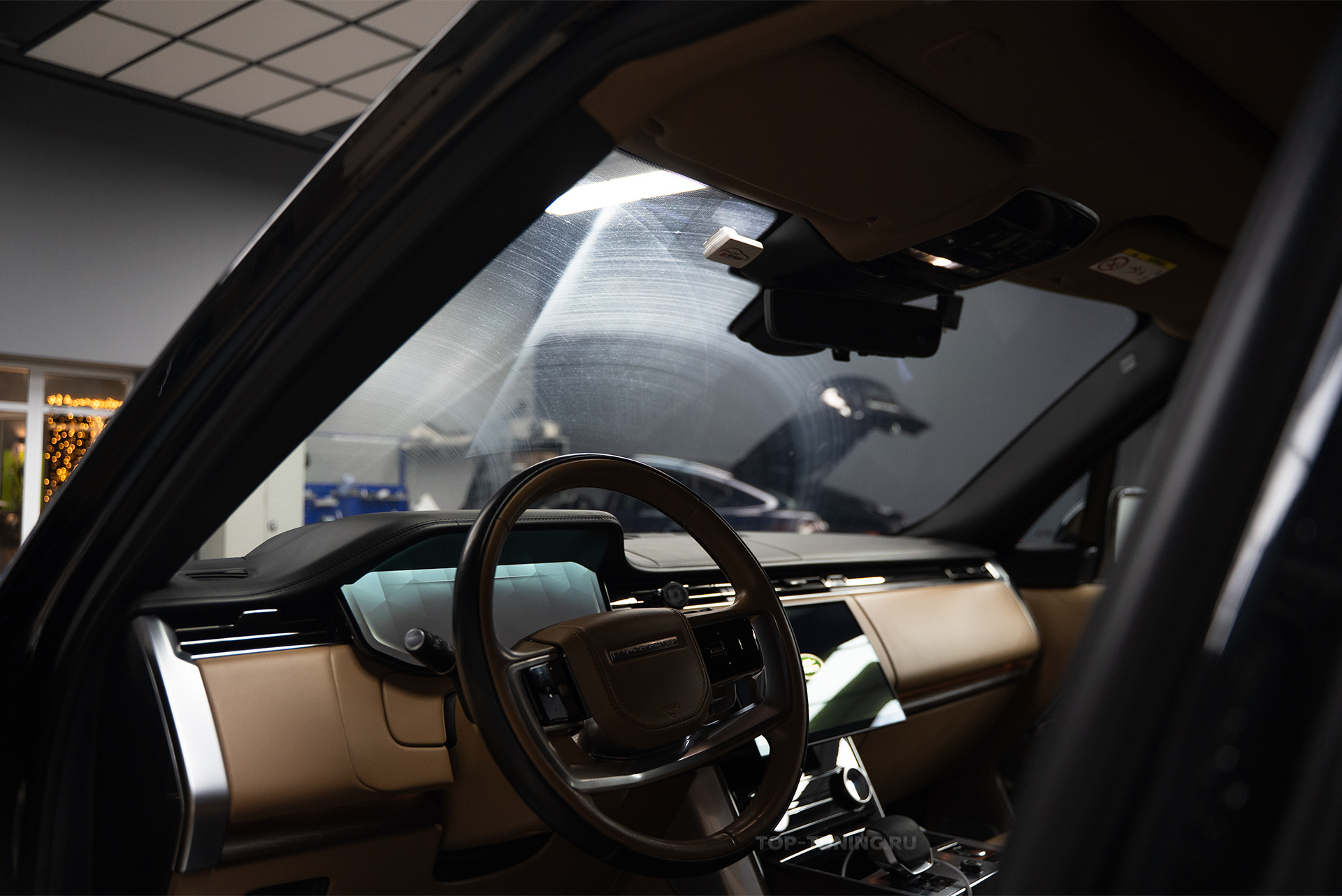 110992 Оклейка лобового стекла Land Rover Range Rover 2021+ против сколов и царапин