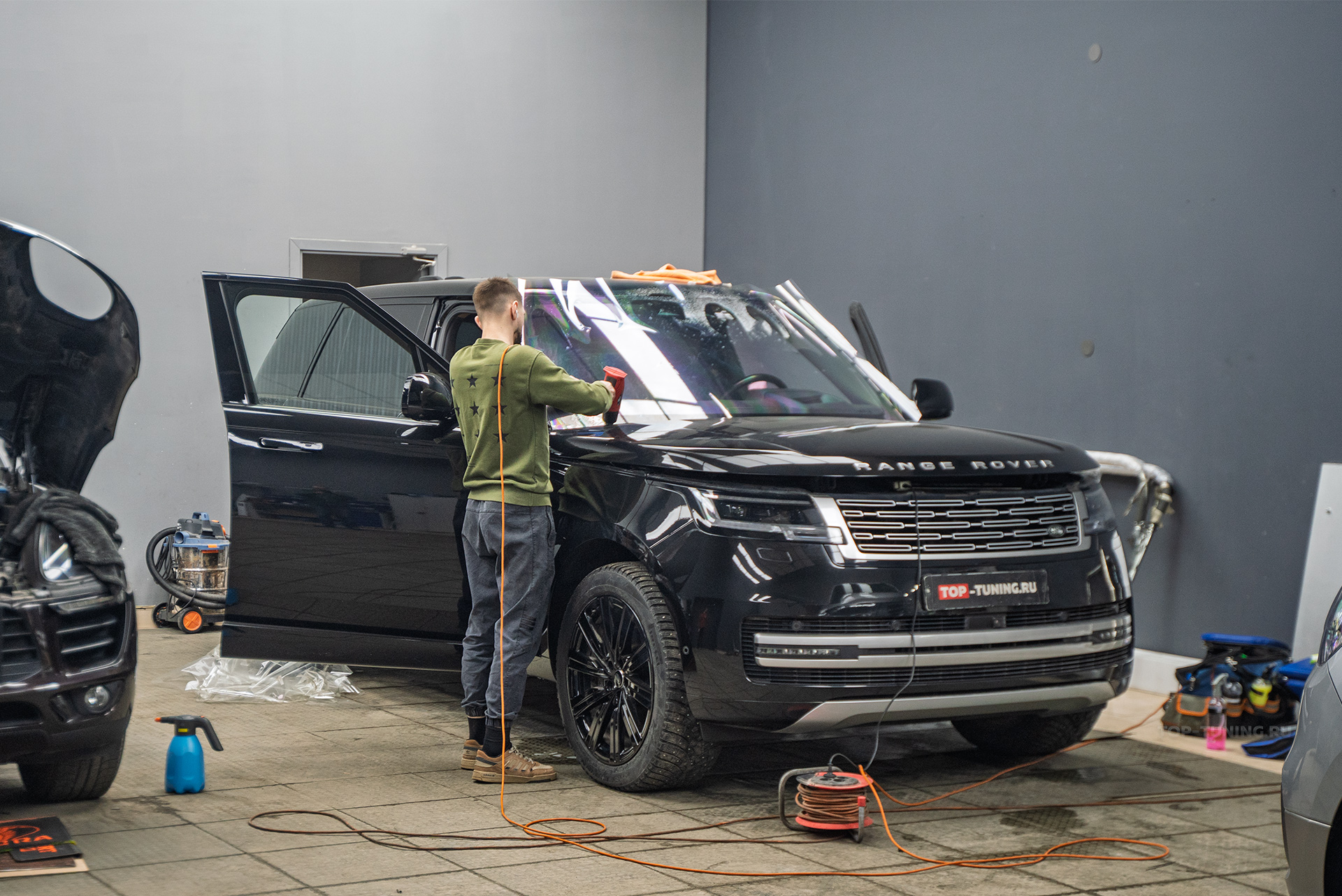 Оклейка лобового стекла Land Rover Range Rover 2021+ против сколов и царапин 