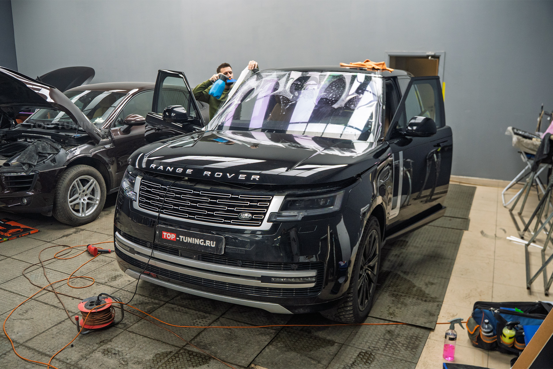 Оклейка лобового стекла Land Rover Range Rover 2021+ против сколов и царапин 