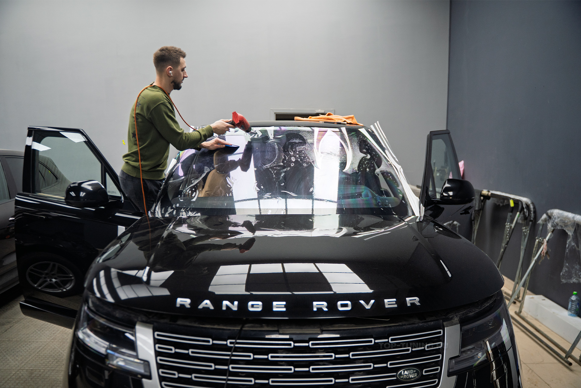 110992 Оклейка лобового стекла Land Rover Range Rover 2021+ против сколов и царапин