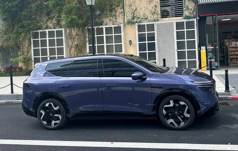 Внутри автомобиля реализована двухэкранная компоновка: есть центральный дисплей и дисплей для пассажиров. Дополнительно установлен дисплей с подсветкой, который создаёт футуристическую атмосферу в салоне.