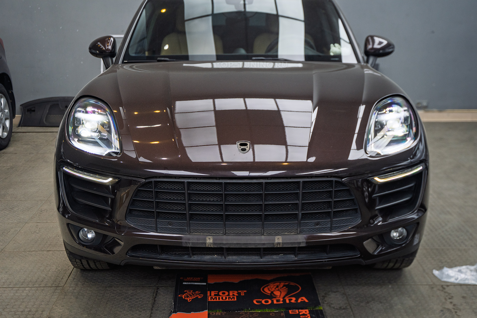 111011 Зона риска в полиуретан + установка топовой мультимедиа для Porsche Macan 2017