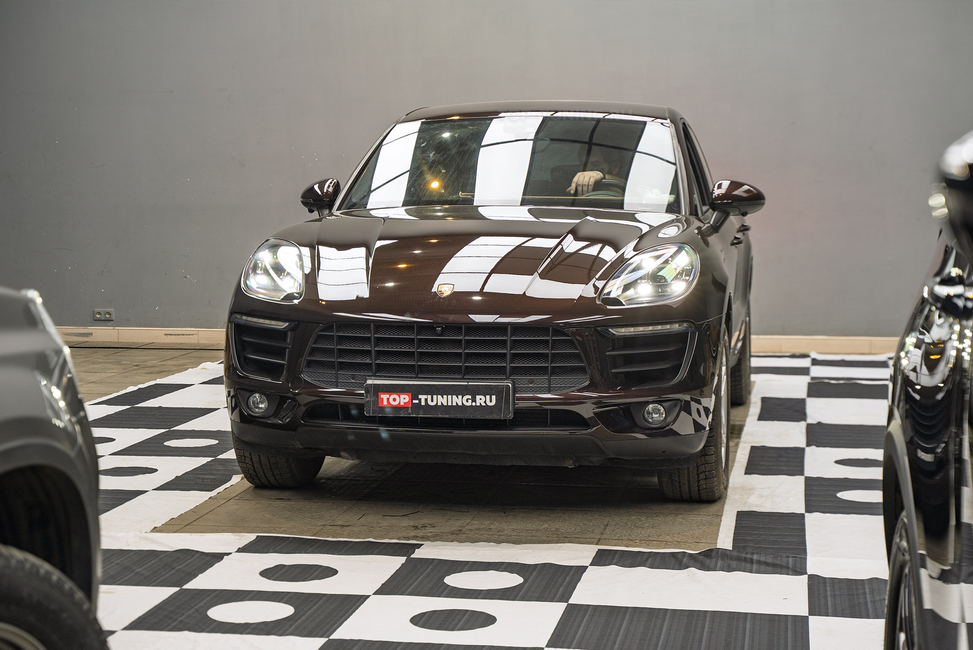 Porsche Macan: шумоизоляция, оклейка пленкой, большой монитор, камеры 360°